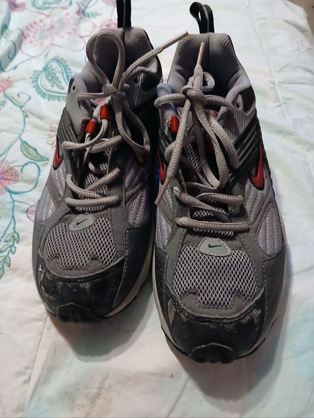 Mens Nike Air NEW Athletic Shoes. Size 8.